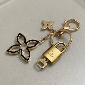 LOUIS VUITTON LOCK AND KEY 🔐 ON GOLD TONE KEYCHAIN #340